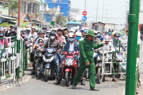 
Nhân viên mở cổng để các xe lên phà
