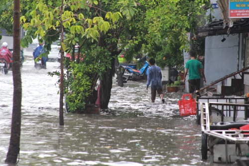 
Tình trạng ngập úng mỗi khi mưa lớn hoặc triều cường lên khiến người dân trên đường Nguyễn Hữu Cảnh, quận Bình Thạnh, TP HCM vất vả trong sinh hoạt
