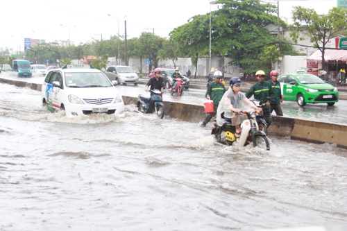 
Các phương tiện lưu thông khó khăn trên đường Nguyễn Hữu Cảnh, quận Bình Thạnh, TP HCM sau cơn mưa nhỏ trưa 18-5
