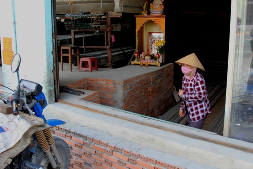 
Nhân viên cửa hàng sắt thép này cho biết sau khi nâng đường, công việc kinh doanh ế ẩm hơn trước
