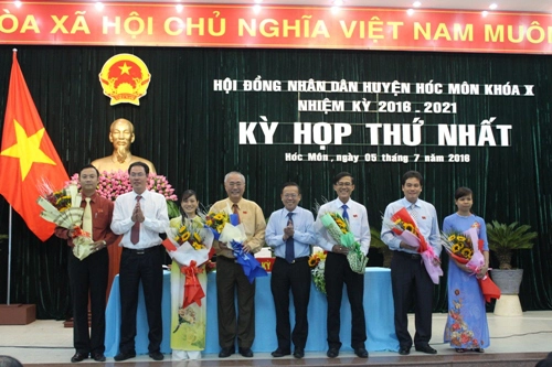 
Ông Nguyễn Cư (thứ tư từ trái qua), Bí thư Huyện ủy Hóc Môn được bầu làm Chủ tịch HĐND huyện Hóc Môn, nhiệm kỳ 2016-2021
