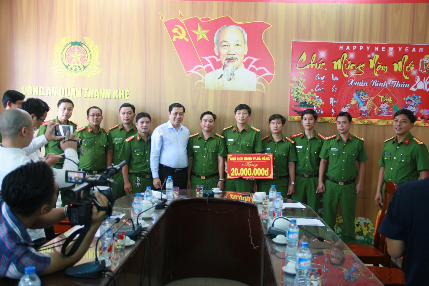 
Chủ tịch TP Đà Nẵng thưởng nóng cho cán bộ, chiến sĩ Công an quận Thanh Khê
