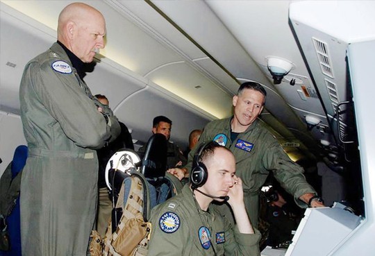 Đô đốc Scott Swift tham gia một chuyến bay thị sát biển Đông vào tháng 7-2015 - Ảnh: PHILSTAR
