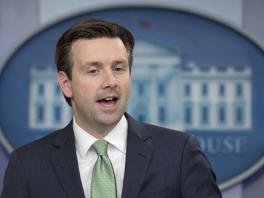 Ông Josh Earnest, thư ký báo chí Nhà Trắng. Ảnh: AP