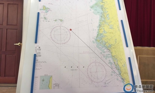 Bản đồ vụ phóng nhầm tên lửa do hải quân Đài Loan công bố. Tên lửa phóng từ phía Nam Đài Loan và bay khoảng 75 km thì xuyên qua tàu cá (chấm đỏ). Ảnh: CNA.