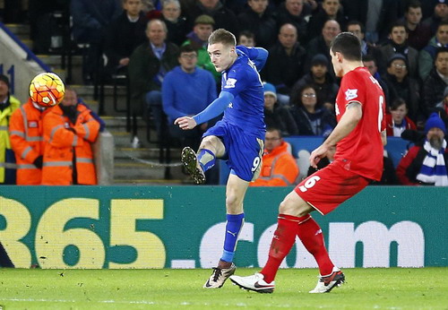 
Jamie Vardy mở tỉ số trận đấu...
