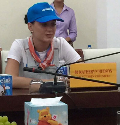 Bức ảnh cho thấy Katy Perry đang có mặt tại Việt Nam với vai trò Đại sứ thiện chí của Liên Hiệp Quốc. Ảnh: Internet