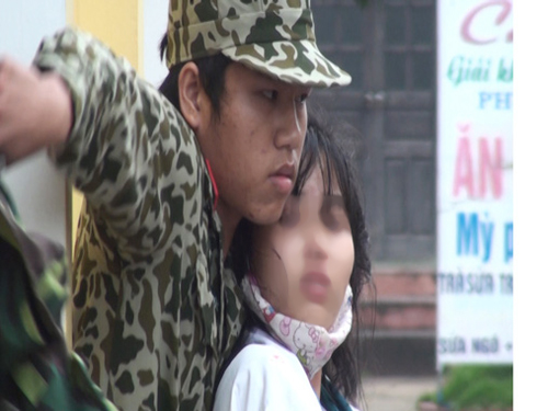 Nguyễn Văn Đức đang dùng dao nhọn khống chế nữ sinh trong trường Y Dược Thái Bình