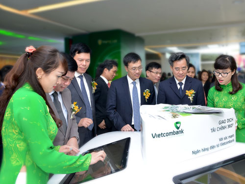 
Ông Phạm Quang Dũng - Tổng giám đốc Vietcombank (người đứng thứ 3 từ bên phải sang) cùng một số khách hàng trải nghiệm Digital Lab
