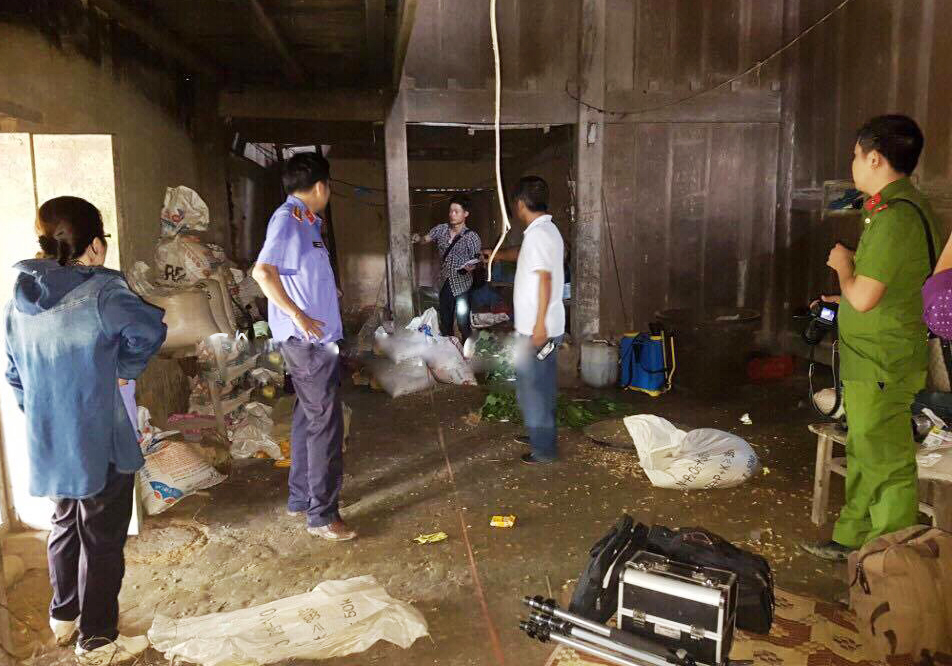 
Lực lượng chức năng tiến hành khám nghiệm hiện trường bên trong căn nhà xảy ra vụ thảm sát - Ảnh: Báo Lào Cai
