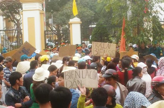 Người dân Sầm Sơn kéo tới cổng Tỉnh ủy Thanh Hóa vào chiều ngày 3-3 để yêu cầu gặp lãnh đạo tỉnh nhằm đối thoại về về việc thu hồi bãi biển giao cho Tập đoàn FLC