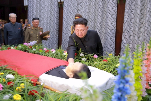 
Ông Kim Jong-Un xúc động tiễn đưa ông Kim Yang-Gon. Ảnh: YonHap
