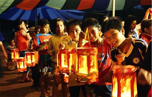 
Trẻ em chơi cùng lồng đèn trung thu Kokomi
