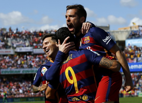 
Luis Suarez (9) lập hat-trick vào lưới Granada, Barcelona lên ngôi vô địch
