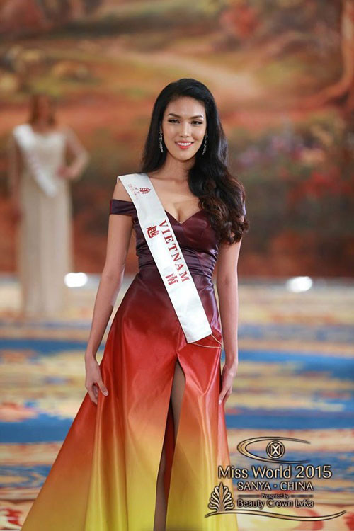 Lan Khuê với đầm của nhà thiết kế Lý Quý Khánh, đoạt giải Đầm dạ hội đẹp nhất tại cuộc thi Hoa hậu Thế giới 2015 Ảnh: GLOBAL BEAUTIES