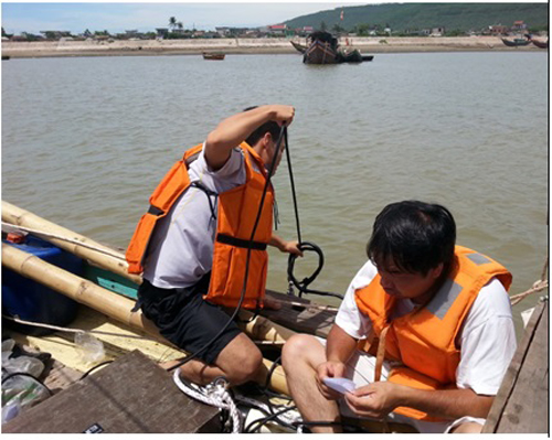 Các nhà khoa học khảo sát hiện trường và lấy mẫu phân tích nguyên nhân cá chết hàng loạt ở miền Trung