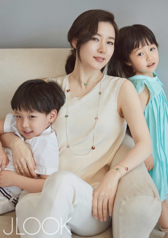 Lee Young Ae và hai con