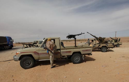 Trạm kiểm soát của quân đội Libya ở Wadi Bey, phía Tây TP Sirte Ảnh: REUTERS