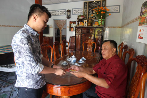 Lì xì mừng tuổi, phong tục đẹp trong ngày Tết ở Việt Nam Ảnh: Hoàng Triều