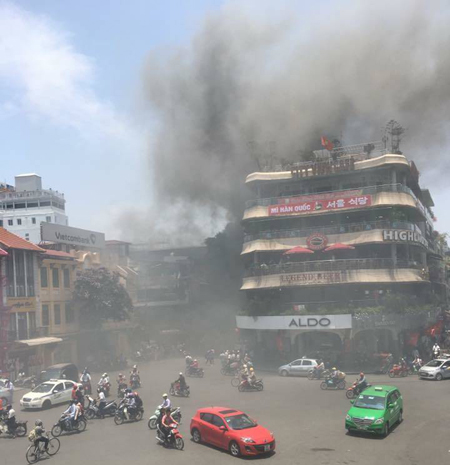 
Đám cháy lớn gần tòa nhà hàm cá mập ở khu vực đài phun nước Hồ Gươm - Ảnh: Facebook
