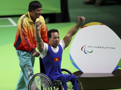 
Lực sĩ Lê Văn Công giành HCV, phá kỷ lục Paralympic Rio
