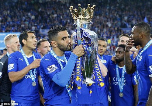 
Mahrez và chiếc cúp lịch sử của Leicester
