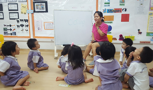 
Mai đang giảng dạy cho học sinh lớp mầm tại Singapore Ảnh:NVCC
