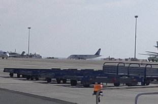 Tấm hình đầu tiên chụp chiếc máy bay bị không tặc ở sân bay Larcana. Ảnh: Twitter