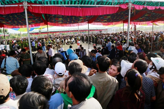 Hàng ngàn người từ các tỉnh thành đổ về xem phiên tòa xét xử những kẻ gây ra vụ thảm sát tại huyện Chơn Thành, Bình Phước
