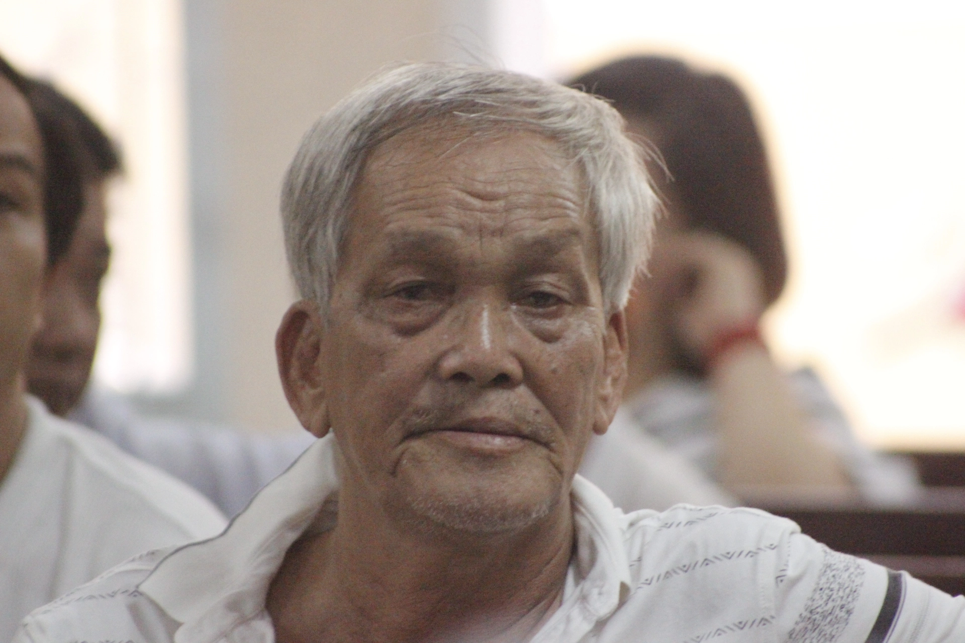 
Ông Nguyễn Bùi tỏ ra mệt mỏi khi cả ngày tranh luận tại phiên tòa
