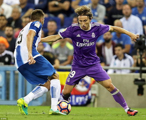 Luka Modric tranh chấp bóng cùng Lopez