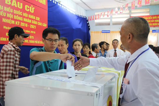 Người dân nô nức đi bầu tại đơn vị bầu cử số 75, quận Thủ Đức, TP HCM - Ảnh: Hồng Đào