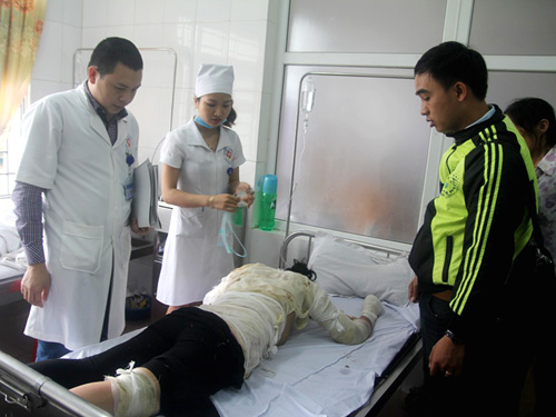 Một trong số các nạn nhân của vụ nổ nồi hơi đang được cấp cứu tại Bệnh viện 115 Nghệ An