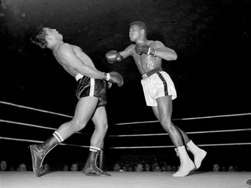 Ali (phải) thắng trong cuộc đối đầu với Alex Mitoff năm 1961