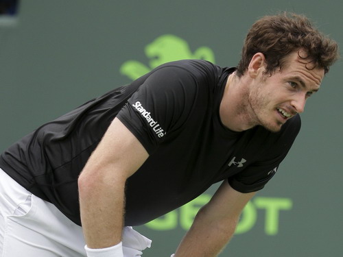 Andy Murray đập vợt, không tin vào thất bại