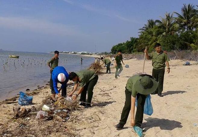 
Khu vực rừng ngập mặn ở thôn Mỹ Hòa, xã Vĩnh Hải thuộc phạm vi của Vườn Quốc gia núi Chúa thường bị dân địa phương xâm hại để bắt trùn biển.
