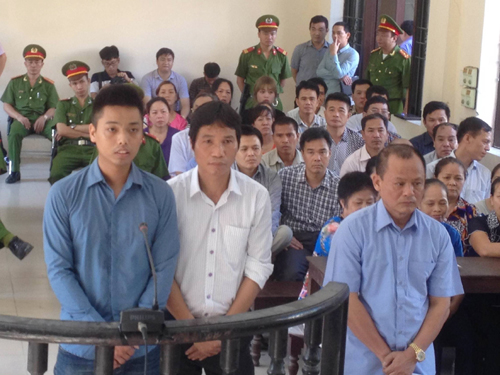 Nguyễn Ngọc Minh (Minh Sâm, đứng đầu tiên bên trái) đứng nghe tòa tuyên án