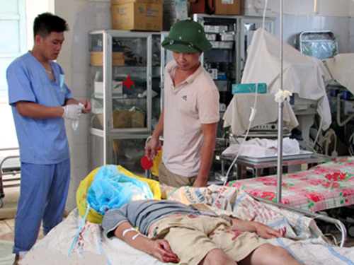 Nghi can Vi Văn Thắng đang được cấp cứu tại bệnh viện sau khi tự sát lúc bị vây bắt - Ảnh: Báo Nghệ An