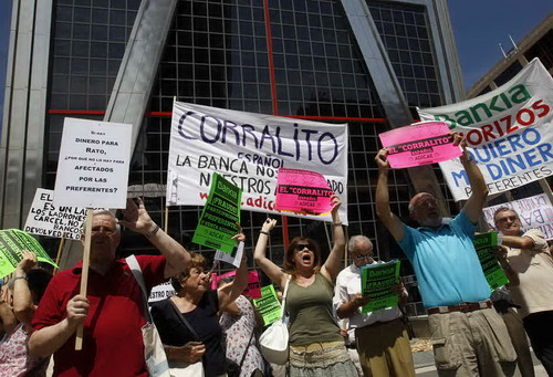 Người dân Tây Ban Nha tuần hành phản đối ngân hàng Bankia năm 2012