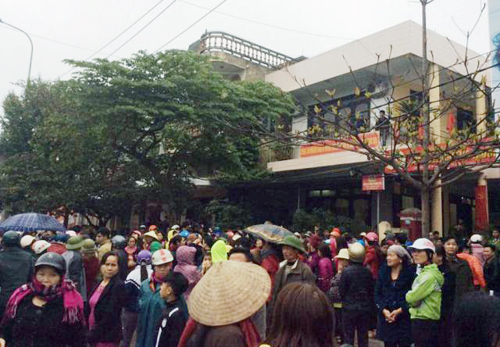 Người dân sau đó kéo tới UBND phường Trường Sơn, thị xã Sầm Sơn để yêu cầu làm rõ nhóm thanh niên lạ mặt hành hung người dân