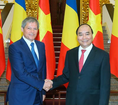 Thủ tướng Nguyễn Xuân Phúc đón Thủ tướng Romania Dacian Ciolos. Ảnh: TTXVN