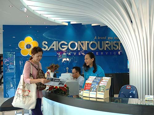 Khách tìm hiểu tour tại Saigontourist