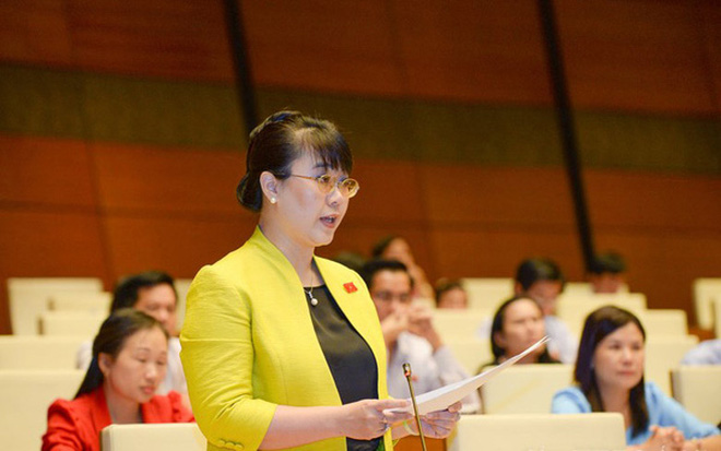 Bà Nguyễn Thị Nguyệt Hường phát biểu tại một phiên họp của QH khoá XIII