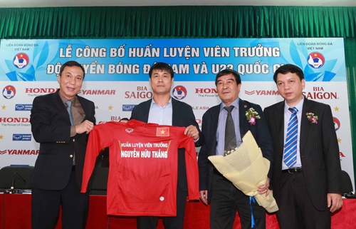 
Lãnh đạo VFF tặng hoa và áo đấu cho ông Nguyễn Hữu Thắng, tân HLV trưởng Đội tuyển Bóng đá quốc gia Việt Nam
