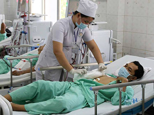 Nhà báo Hữu Bằng đang điều trị tại Bệnh viện Chợ Rẫy - Ảnh: PLO