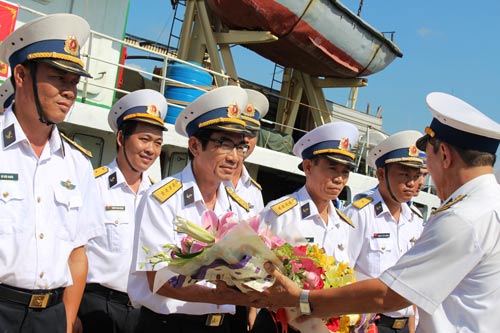 Đại tá Lê Đình Việt, Trưởng đoàn chúc Tết số 1, nhận hoa của Đảng ủy Bộ Tư lệnh Vùng 2 tặng