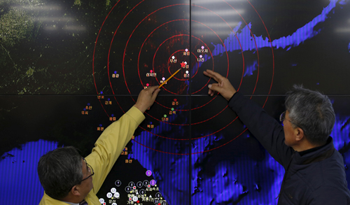 Các chuyên gia Hàn Quốc theo dõi sóng địa chấn phát ra từ vụ thử hạt nhân Triều Tiên - Ảnh: Reuters