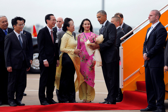 
Lãnh đạo TP HCM ra sân bay đón, tặng hoa chào mừng Tổng thống Obama - Ảnh: Reuters
