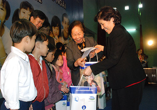 Bà Mai Kiều Liên, Tổng Giám đốc Vinamilk trao sữa cho trẻ em nghèo tại huyện đảo Lý Sơn, Quảng Ngãi trong chương trình “Quỹ sữa Vươn cao Việt Nam”