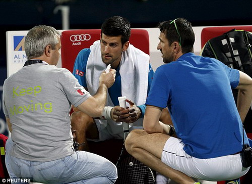 Djokovic tham vấn ý kiến bác sĩ ngay trên sân